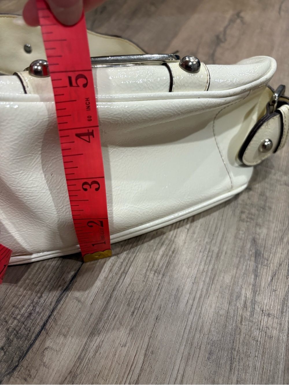 Y2K Guess Cream and White Leather Shoulder Bag with Silver Accents - Picture 11 of 13